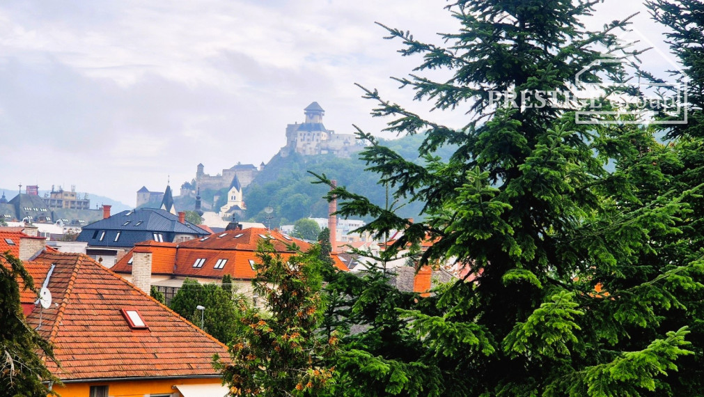 Priestranný 4-izbový byt (89m2) s výhľadom na hrad✨